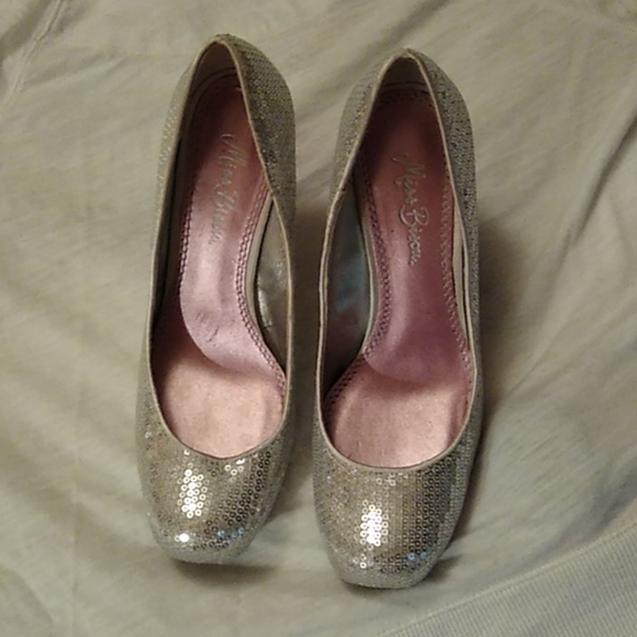 Heels - Picture 2 of 4